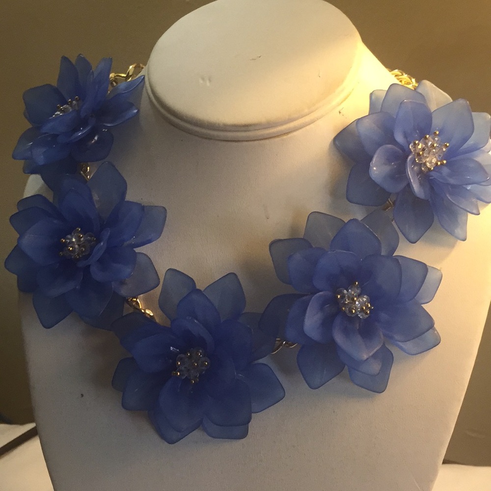 Flowers necklaces blue